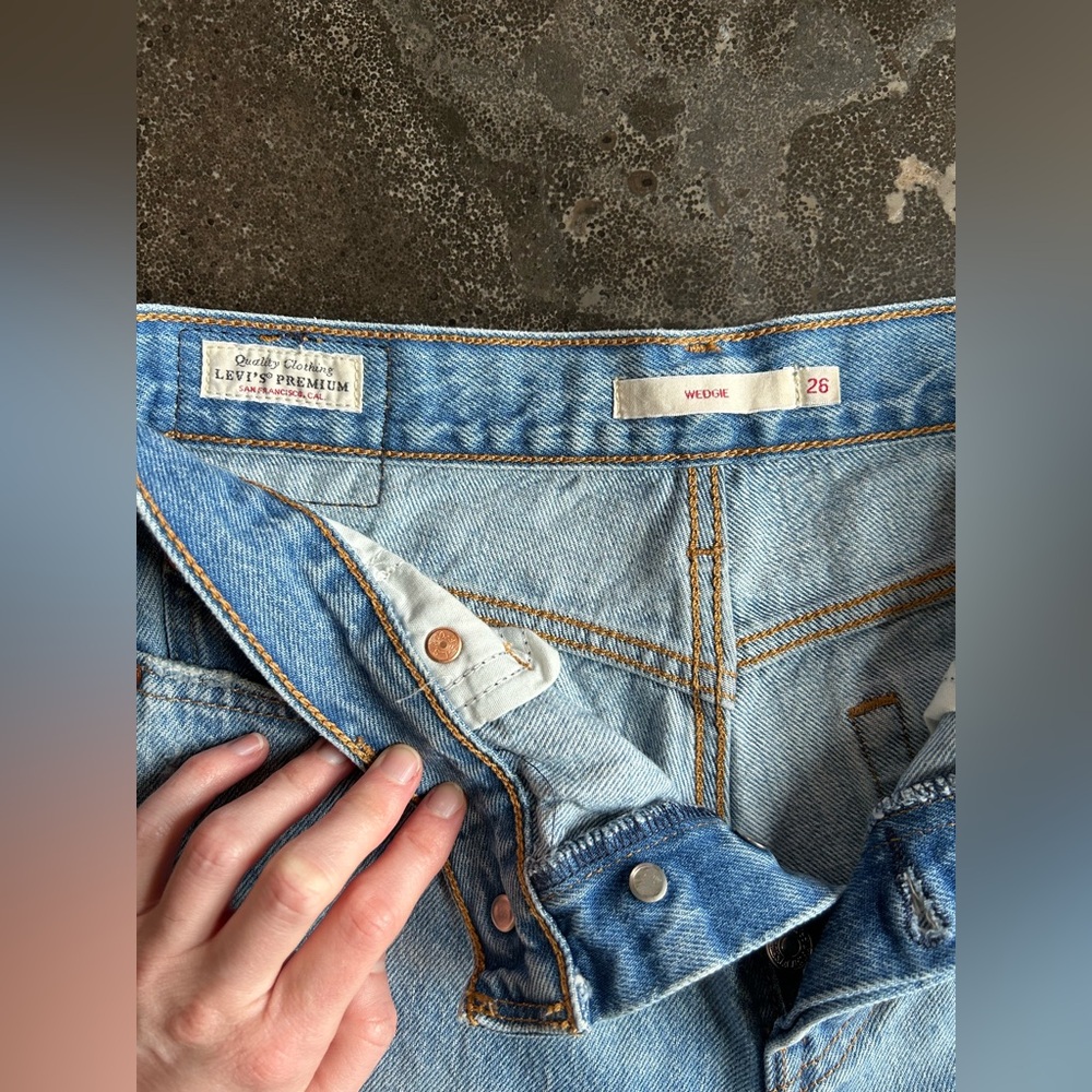 Levi’s | Premium Wedgie Ankle Jean - Picture 6 of 12